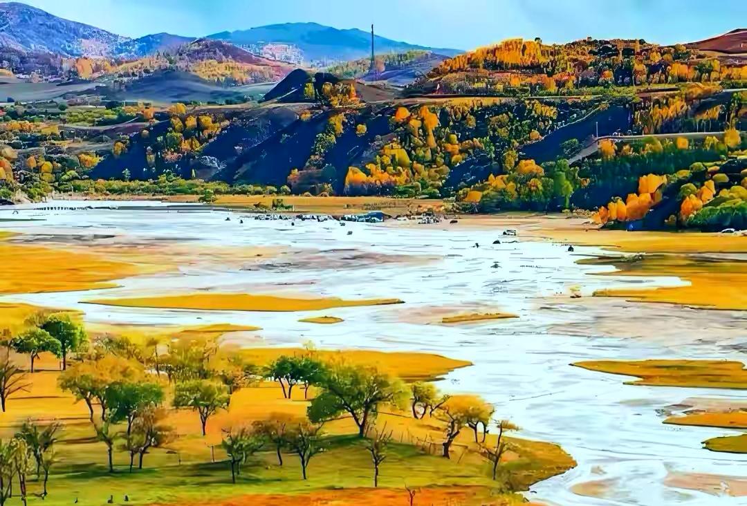 乌兰布统被誉为“距北京最近的草原”，以其兼具“南秀北雄”的独特风光，素有“摄影之