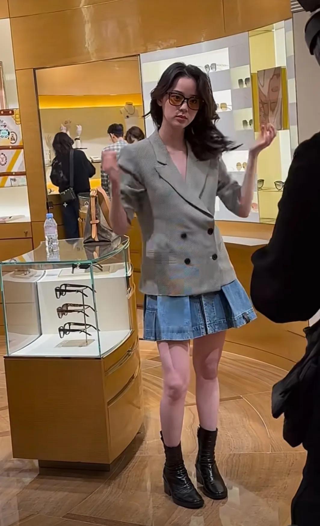 上海偶遇欧阳娜娜
本人好美啊
谁说她长得普啊
她是真的瘦
就是脸上有肉
骨架偏大