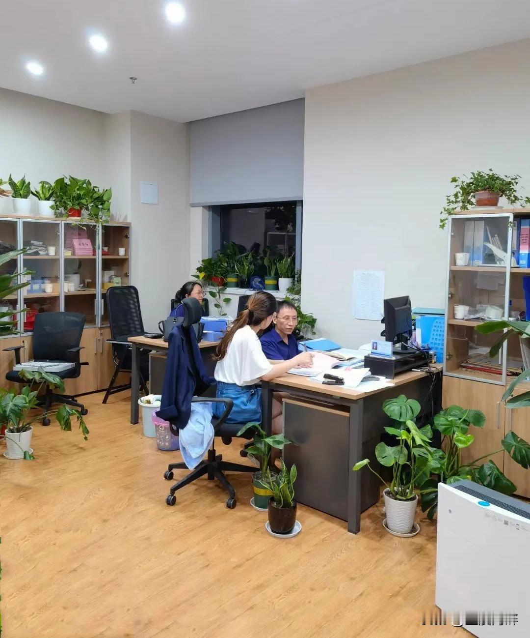 事业单位开始降薪了，还要苦熬吗？
我在内地小县城的一家事业单位上班，今年开始单位