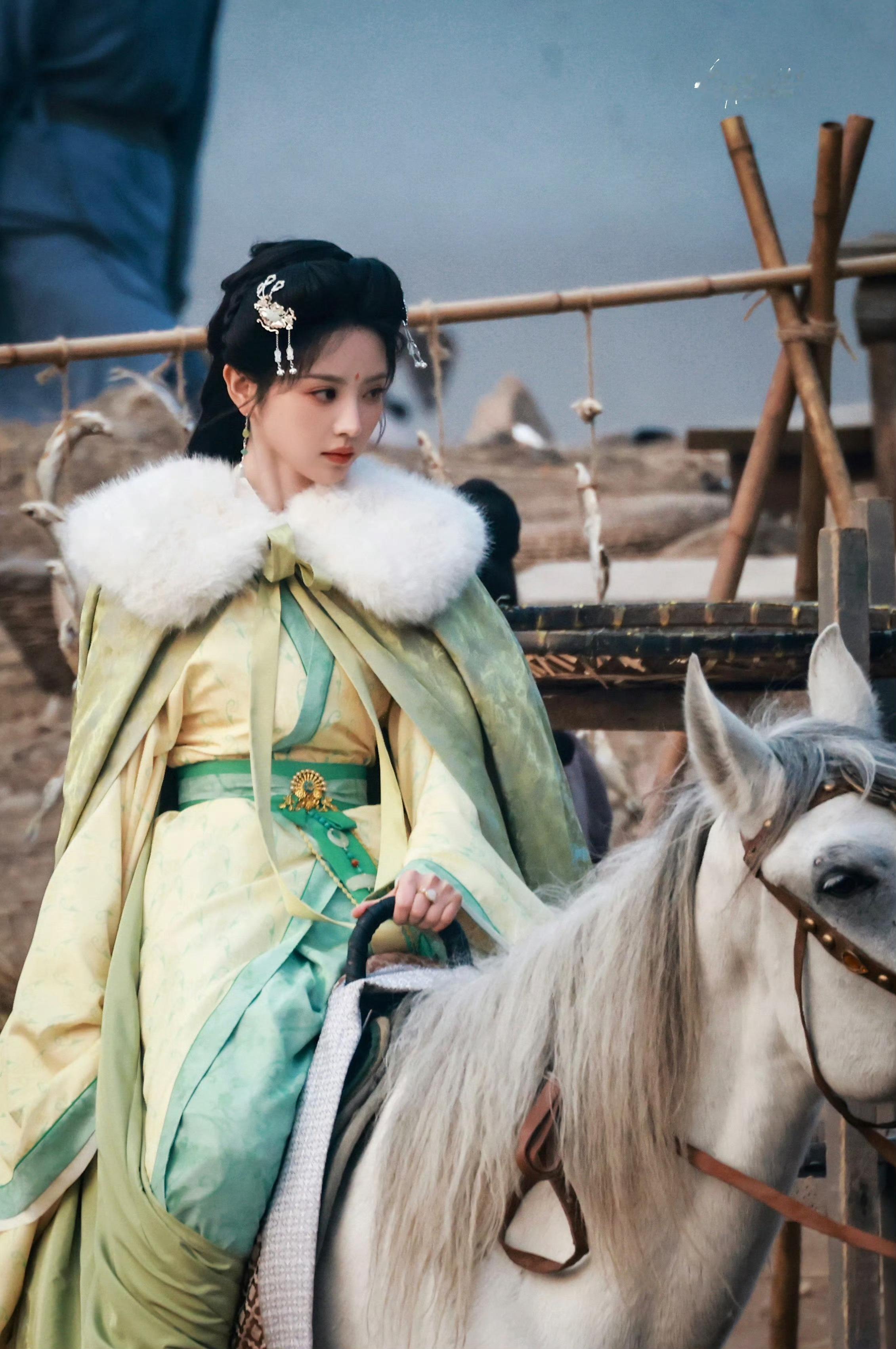 田曦薇闫桉雪中吻戏这个田曦薇真是演啥像啥 期待这个嫁金钗了田曦薇