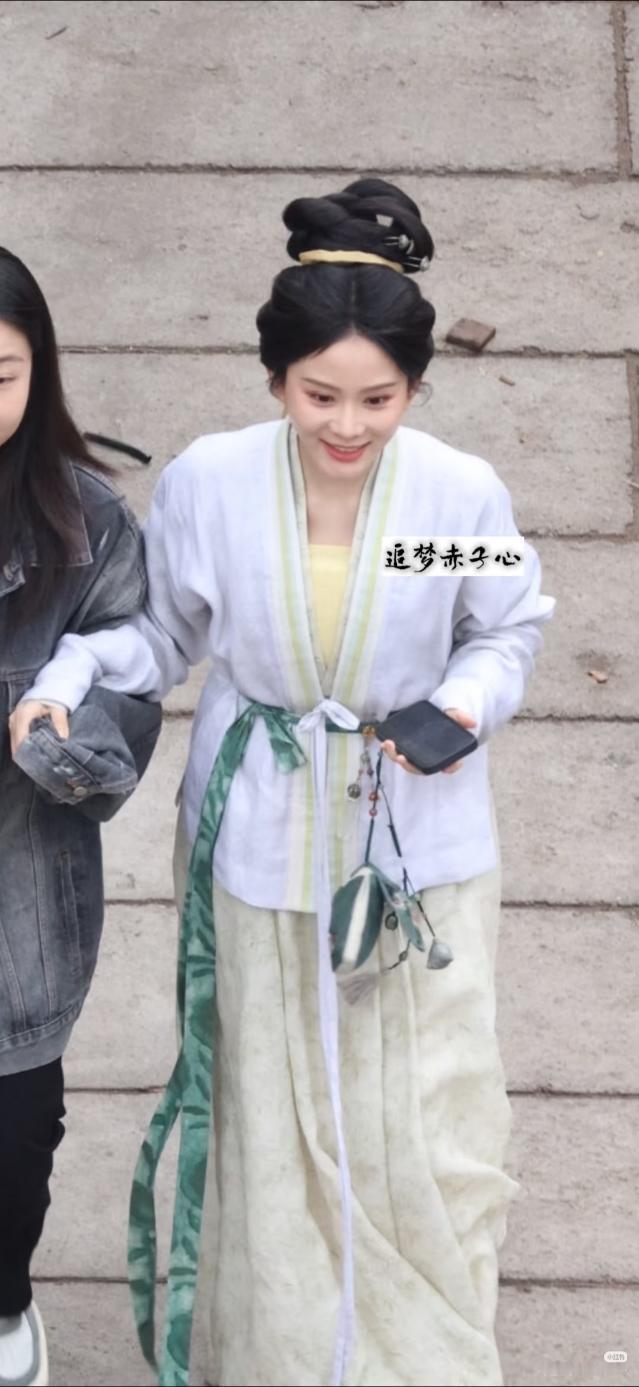 马秋元金吾不禁试拍！老登的宋妆造一如既往…… ​​​