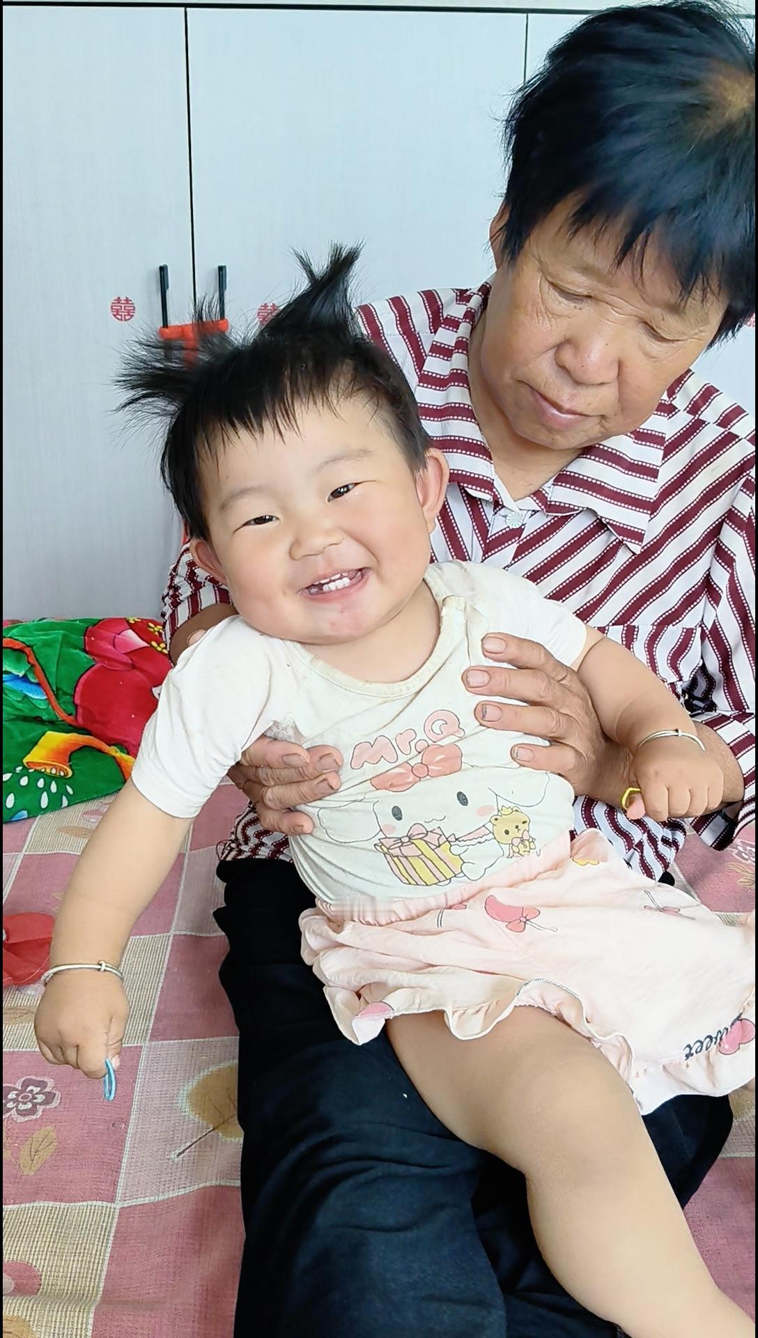从刚1周到今天2周了，我的女孩儿慢慢地悄悄地在我眼皮底下一点点长大了❤️成长 宝
