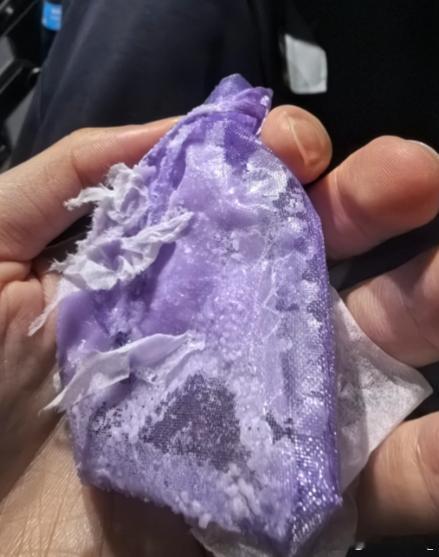 跟滴滴师傅学的香皂放车上  之前把洗衣香氛片放在出风口，夏天化了，出风口里可以吹