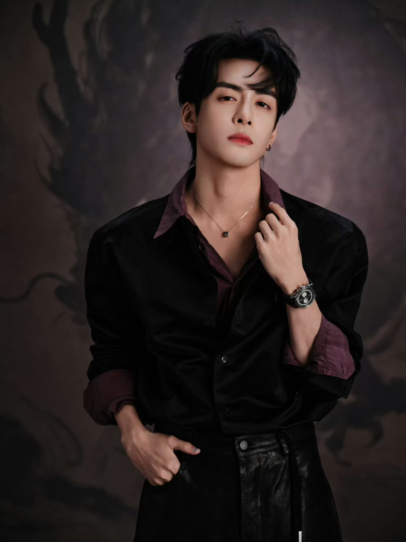 曾舜晞黑白双生龙大片曾舜晞月鳞绮纪追剧团两套妆造曾舜晞月鳞绮纪追剧团两套妆造，两