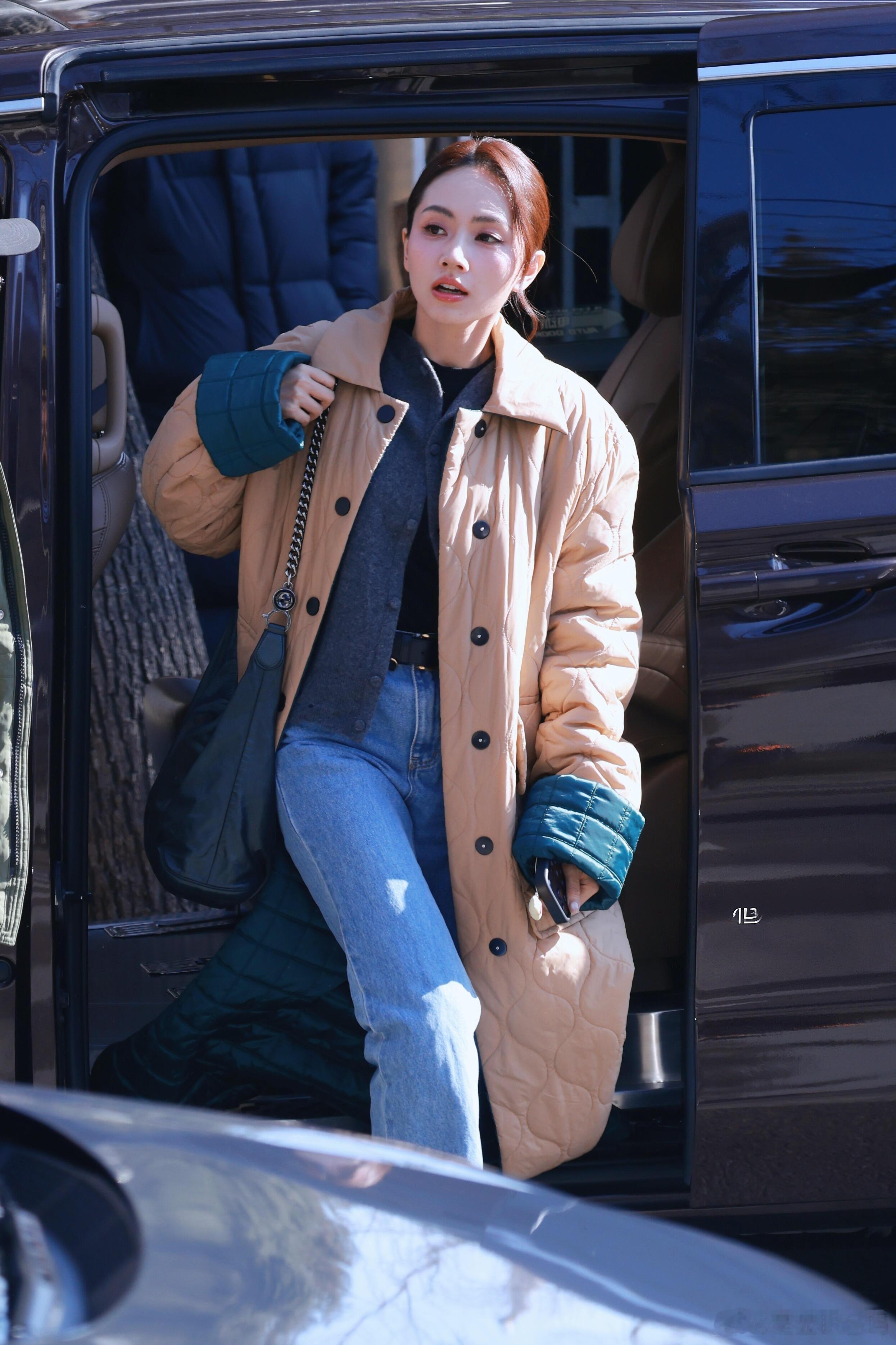 刘惜君一秒baby一秒mommy 刘惜君央视马年春晚第三次联排亮相，驼色长款大衣