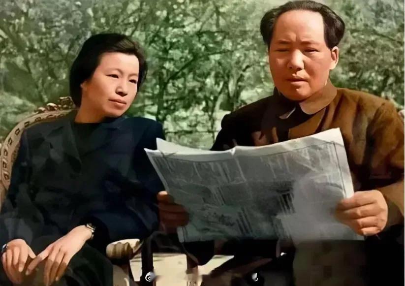 这张照片拍摄于1962年，主席夫妇在花园里读报时的合影。照片中主席穿着笔挺的中山