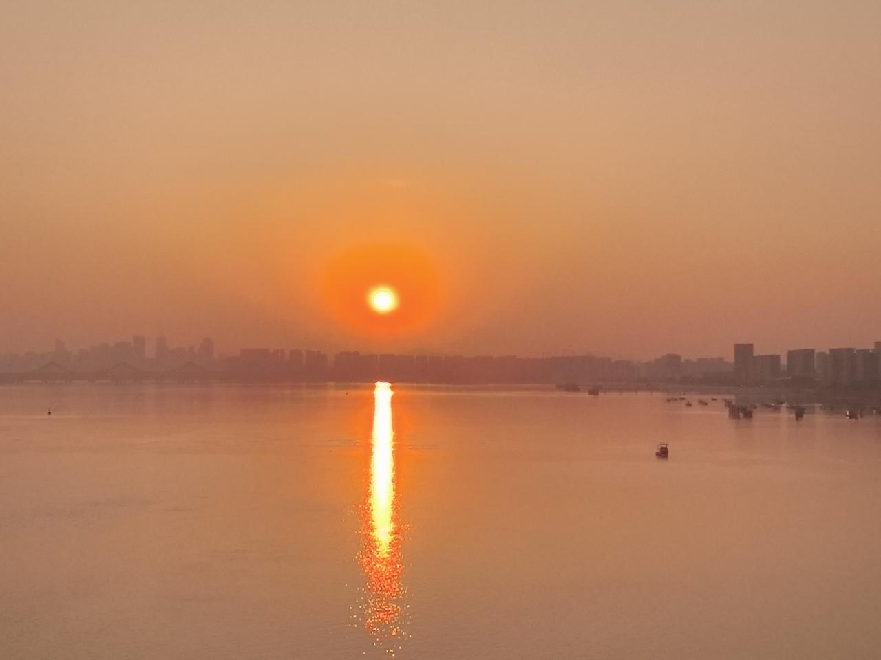 钱塘江阔，夕阳无限