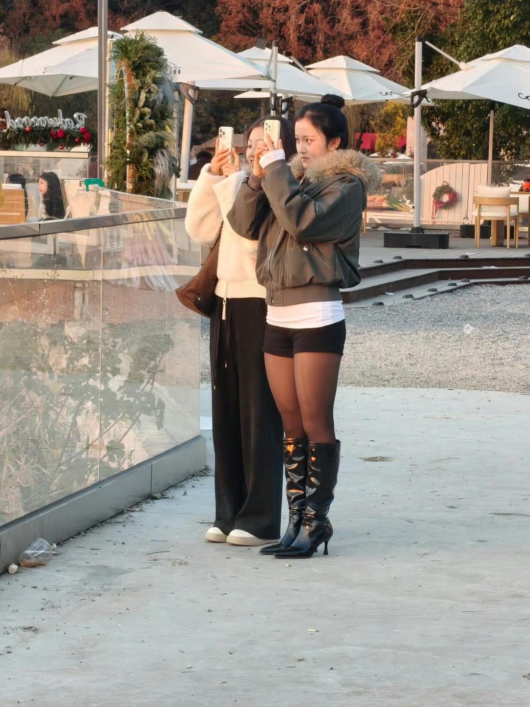 冬天出门不用愁穿搭，这两款街头搭配就很有参考性。右边女生穿灰色毛领夹克，配黑短裤