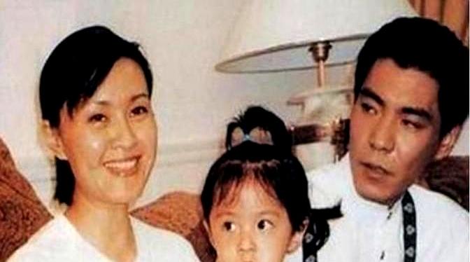 为了追大自己十岁的方舒，屠洪刚缺钱买车，转身就向那英借了五万。那英当时也不富裕，