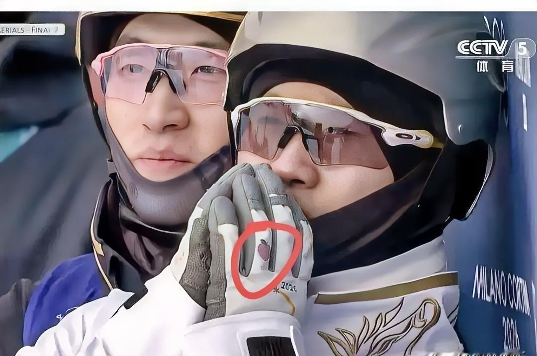 你敢信吗？
在玩命的空中技巧赛场上，王心迪正用左手手套高调秀恩爱。
他起跳，腾空