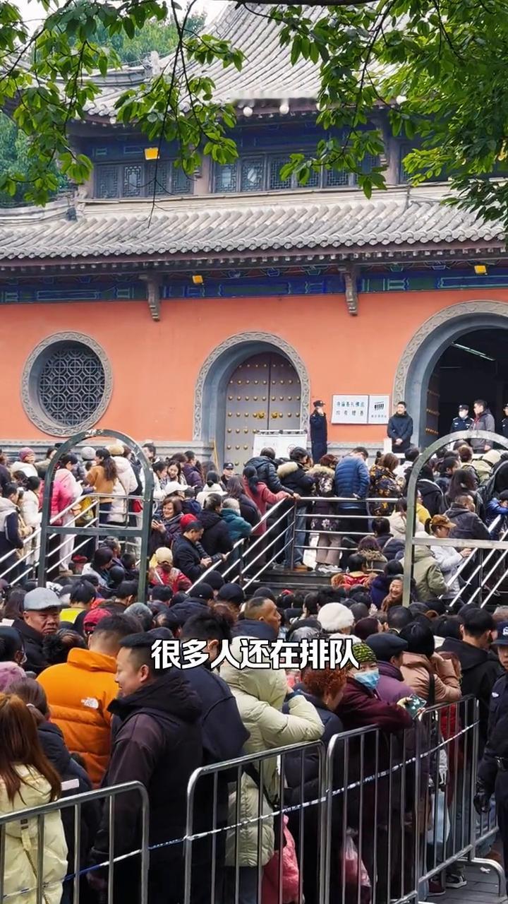 中午12点半，华岩寺仍在排队。
现在是1月26号的中午12点半，华严寺外面依然是