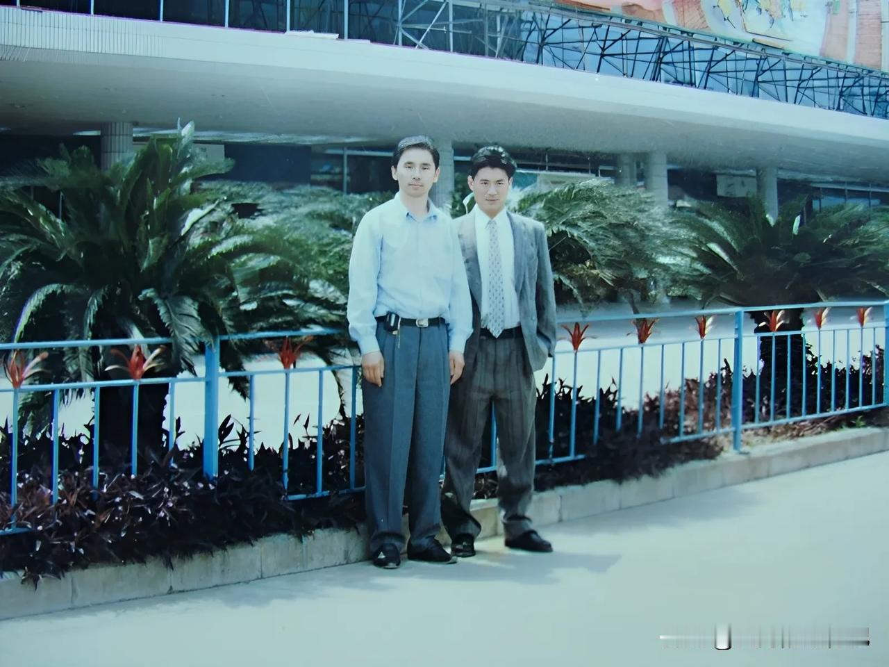 相遇是缘
1992年大概是五、六月份，我们做生意在广州相遇，右侧四川的朋友在越南