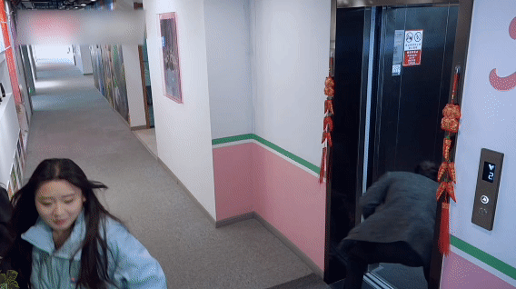 高瀚宇被电梯耍的团团转 咱就是说高瀚宇折返跑的这一段也太魔性了吧，怎么还被电梯都
