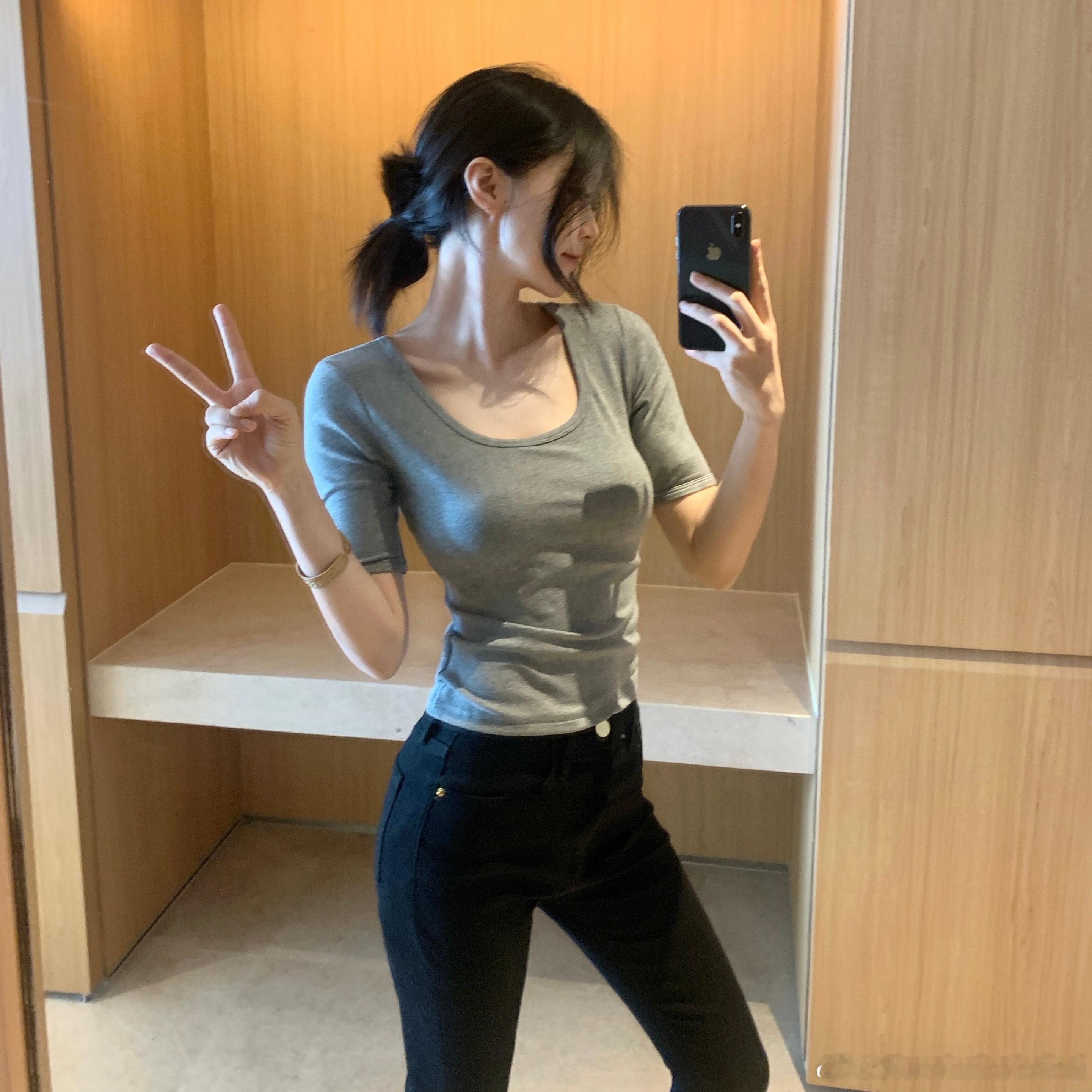 弹力针织面料 柔然舒适质感好 弹力也很大 微微宽松的款式 做的微收偏长的短袖设计