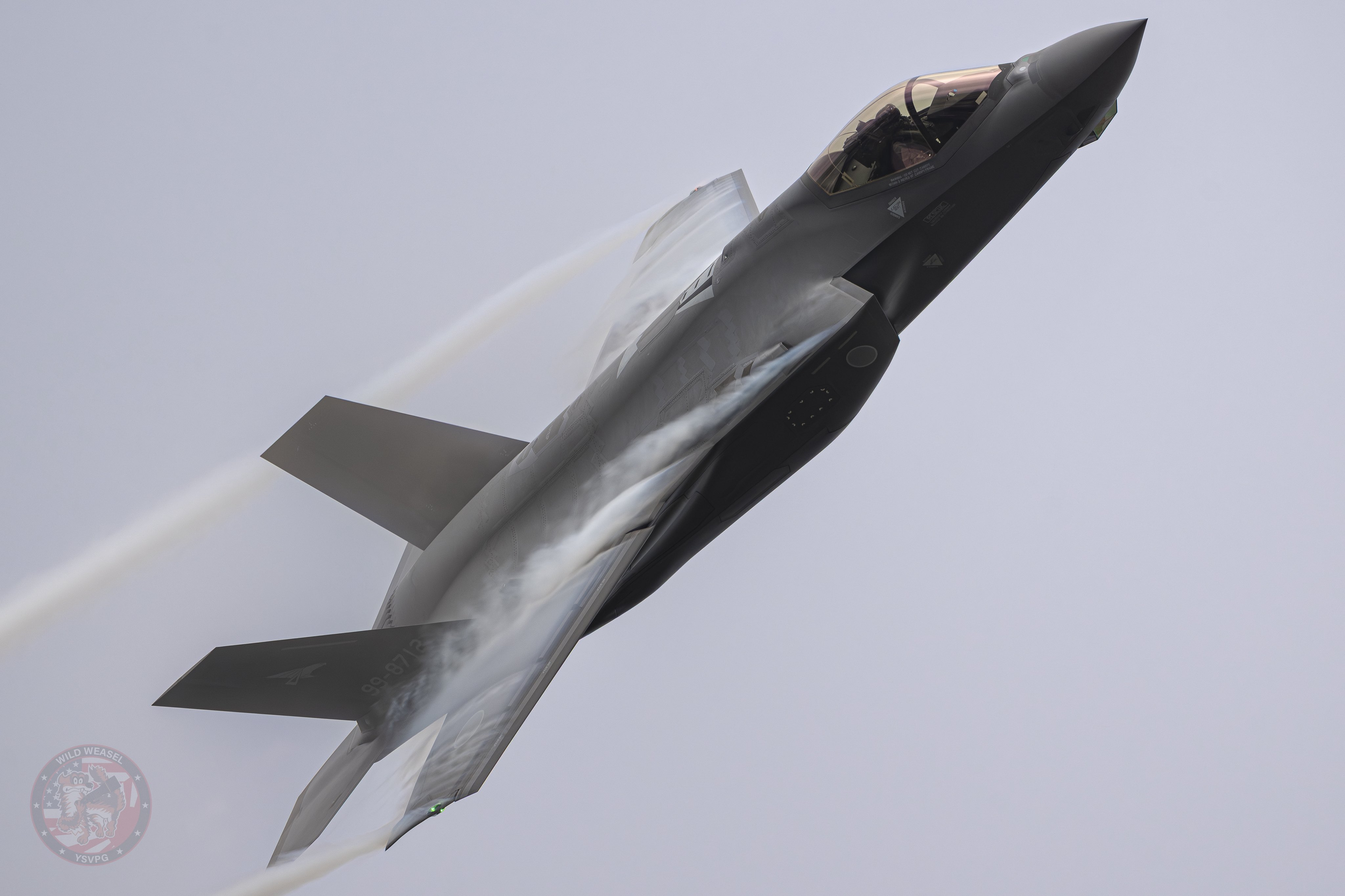 三沢基地上空的空自F-35 ​​​