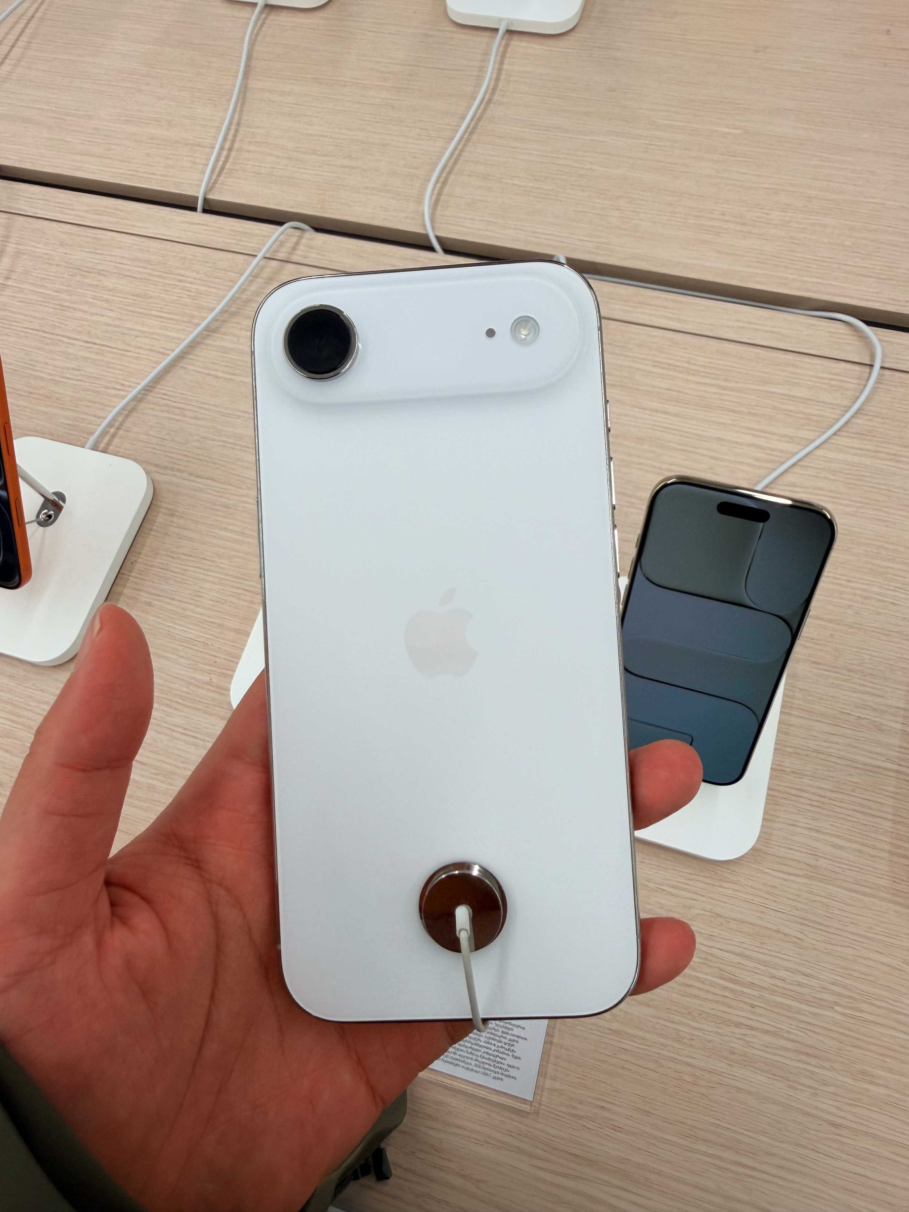 摸到iPhone Air真机了我跟店员说在中国还没有出售因为中国的esim还没有