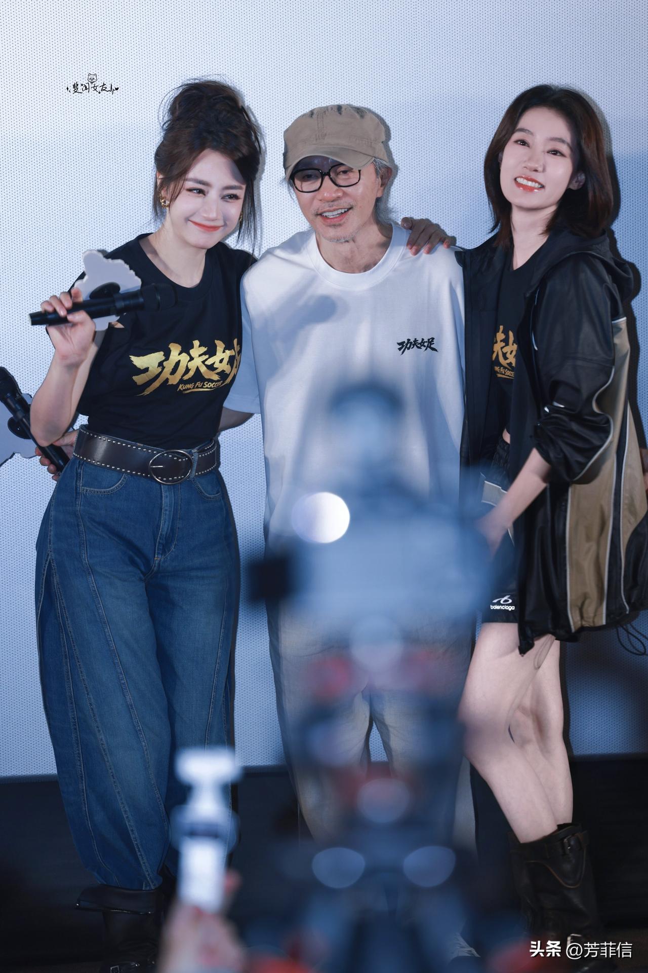 看到周星驰和迪丽热巴、张小斐同框，才意识到星爷原来这么瘦小……
不知道是不是角色