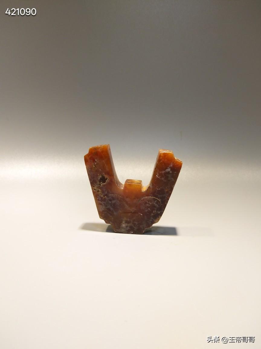 神人面纹.三孔型玉饰
流行于:良渚
地方玉吃沁