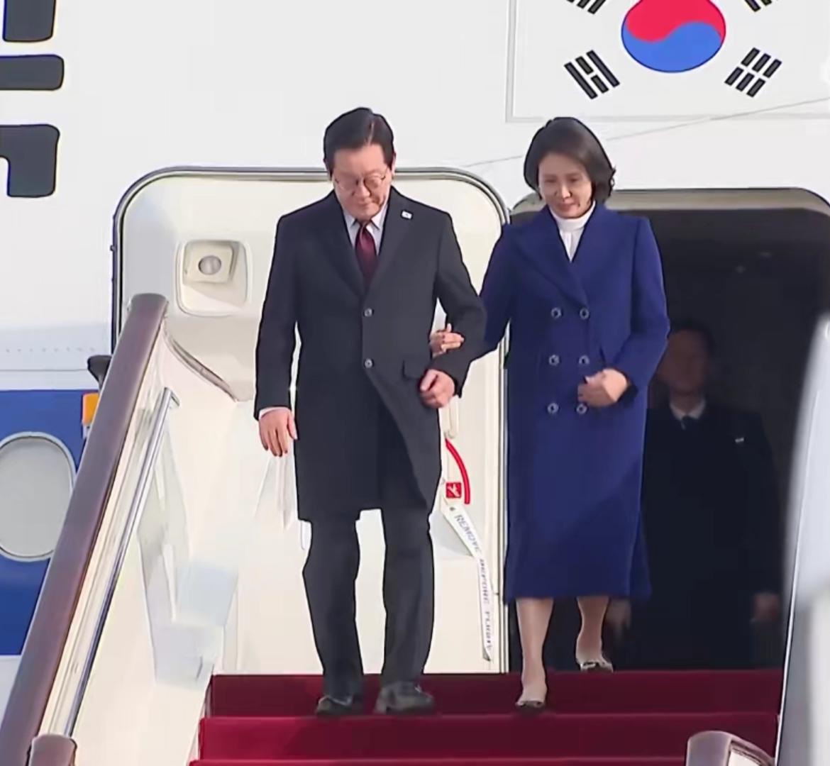 李在明和夫人抵达北京