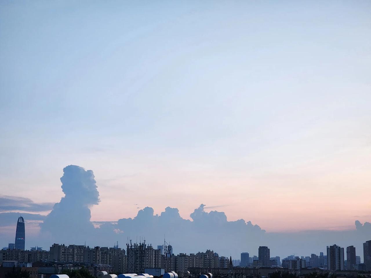 济南今天下午的云，形状像不像一个人的侧脸？