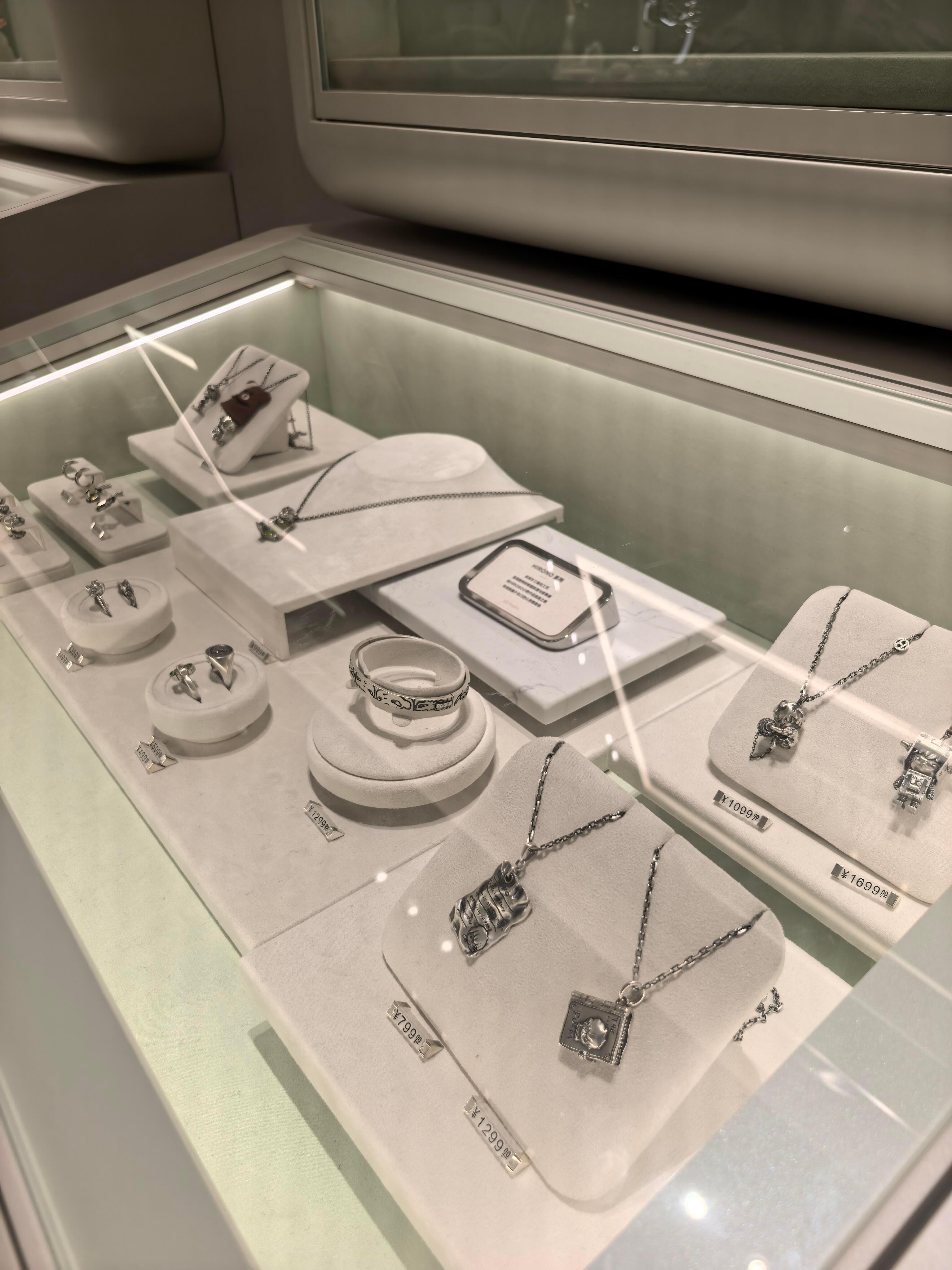 我不行了，泡泡玛特首饰店，一条labubu项链卖14990……肯定会有人买但还是