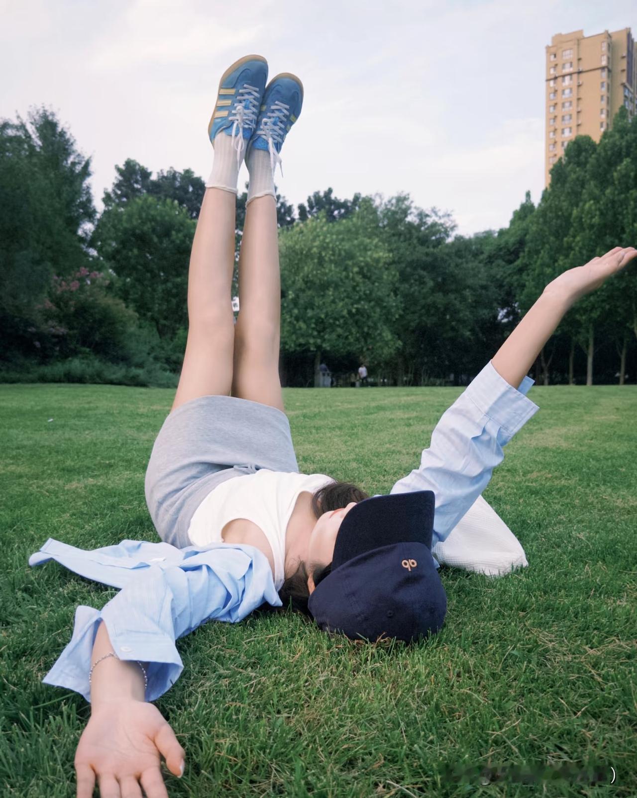 别等了，
你的人生不该用来等。
女生最清醒的活法：戒掉等待，
活在自己的节奏里。