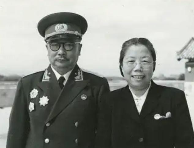 1955年，在授衔仪式前，毛主席突然看到上将名单中没有李克农，顿时不满，当场发问