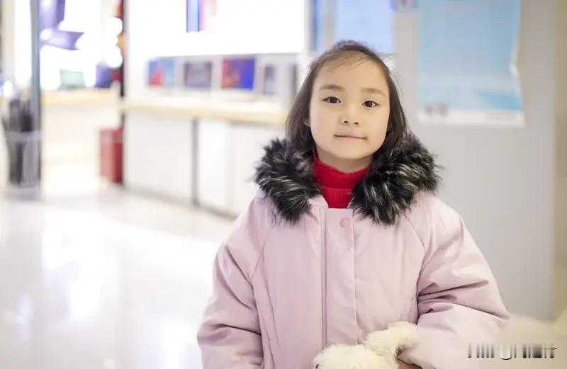 7岁女孩看到爸爸雨中送外卖哭了 7岁女孩目睹爸爸雨中送外卖落泪
近日，一个7岁女