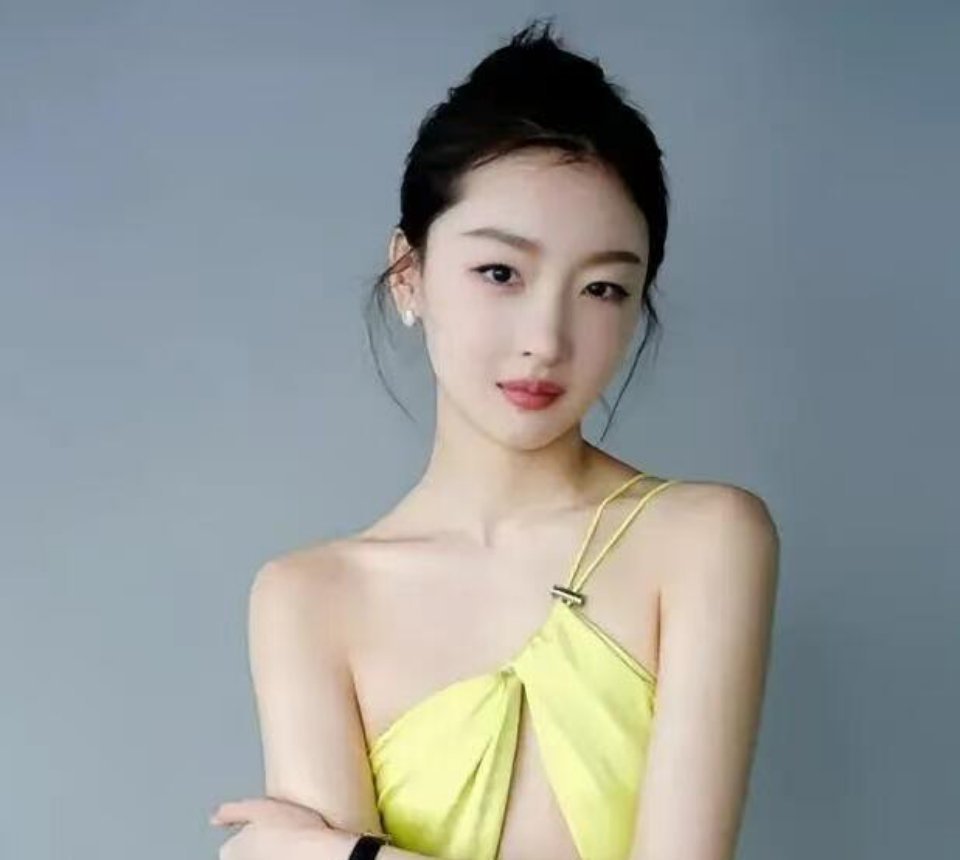 周冬雨这衣服一般人不敢穿，自信很重要 