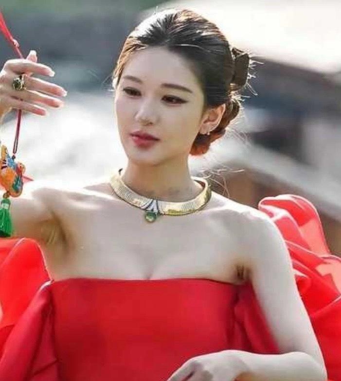 现在的女明星都不注意腋下管理吗？ 