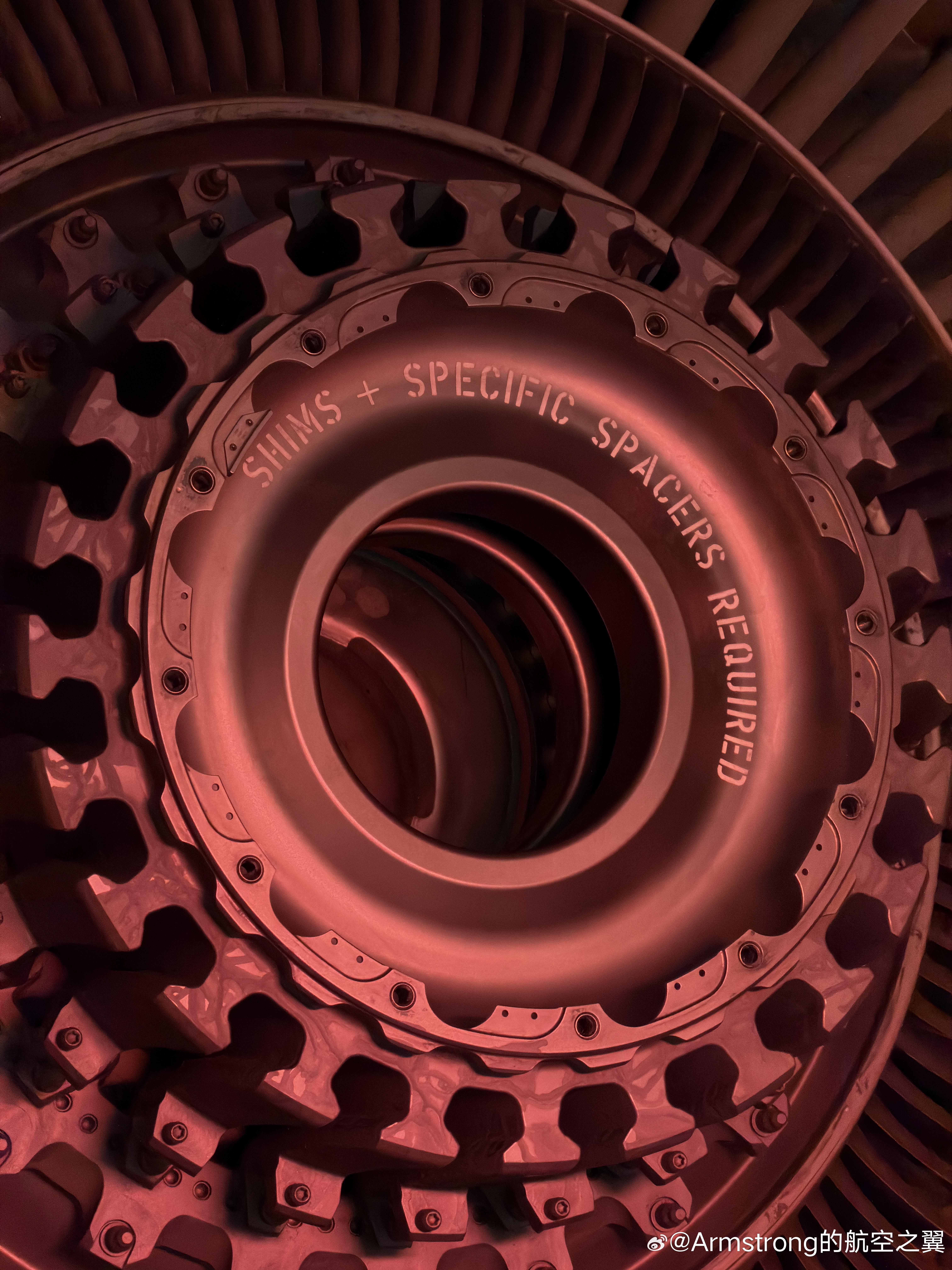 CFM 56-7B发动机的风扇盘，风扇盘与叶片之间通过榫头-榫槽结构连接。发动机