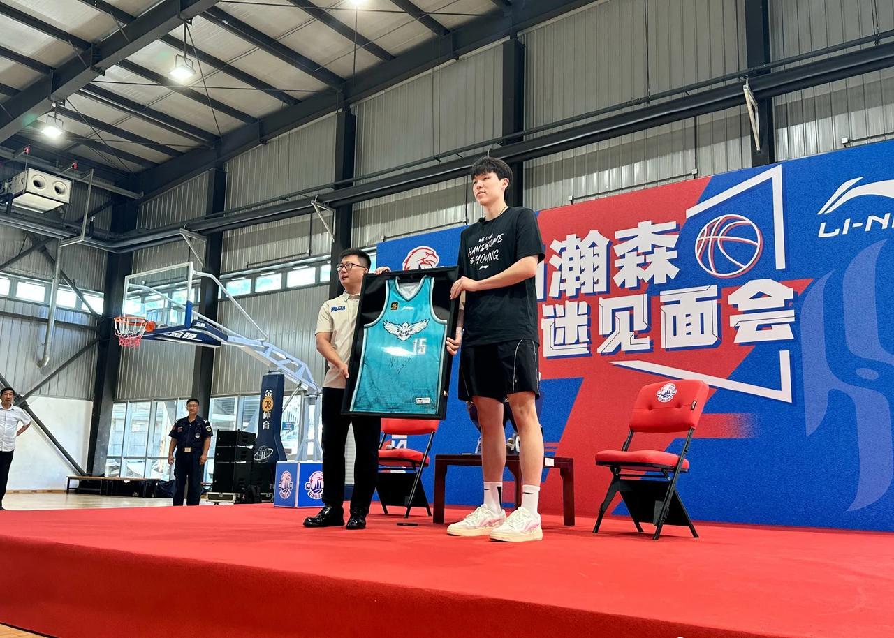 NBA趣闻：
1、在杨瀚森为NBA球队效力期间，青岛男篮将暂时封存他的15号球衣