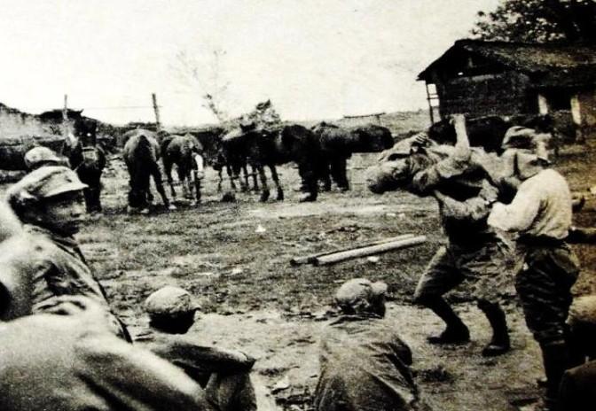 1938年4月，两个日本兵闯进百家村，在土洞内发现一名躲藏的妇女，兽性大发。可鬼