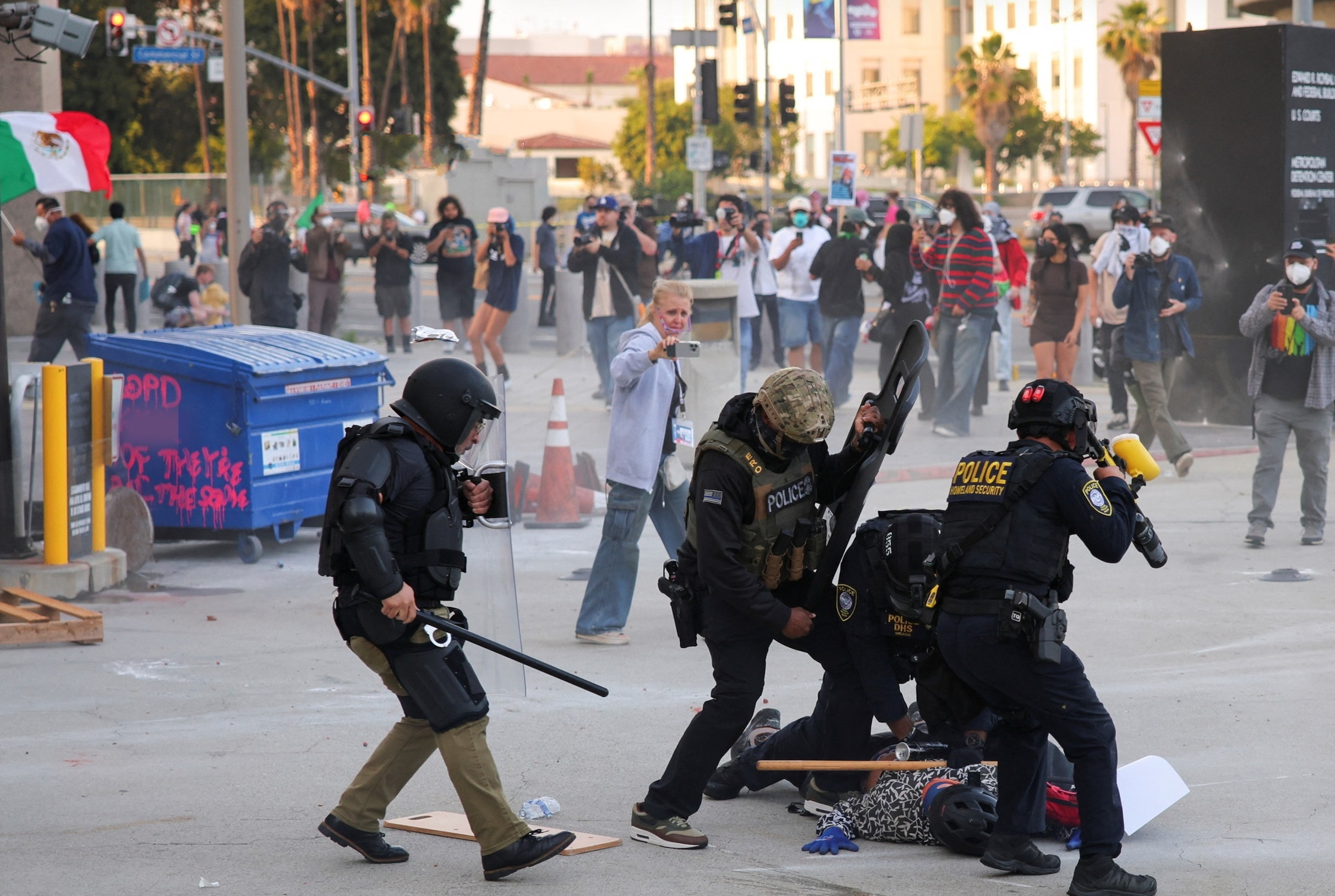 如今的美国ICE，可以说是权势滔天、凶名赫赫。不仅和各州群众“打成一片”，而且是