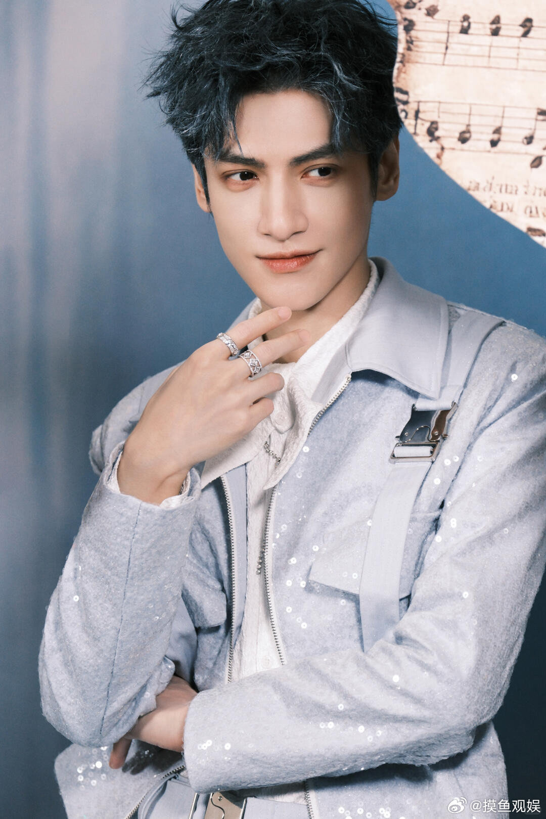 罗云熙工作热情堪比一块海绵 每一次进组都是一次学习，罗云熙如同海绵汲取养分，不断