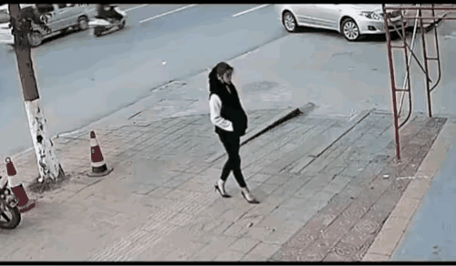 在这千钧一发时刻，美女救了他。
这样美女，值得追求她吗？
命中注定，美女救了他，