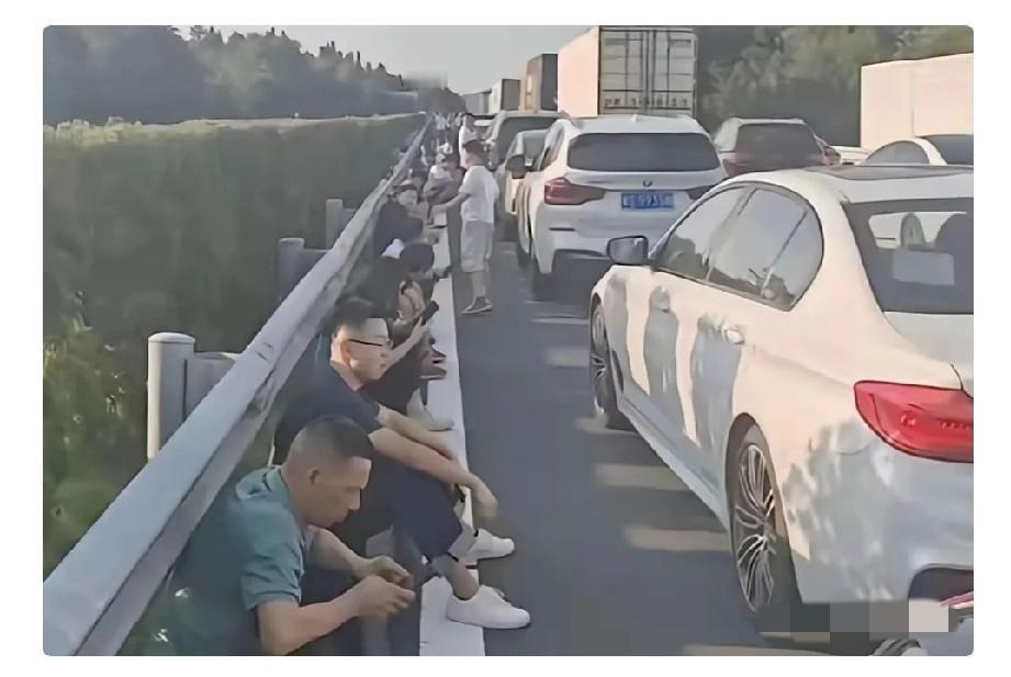 高速路上的都是卧龙凤雏，彼此预判了彼此的预判！结果还是在30号那天一起堵了。
