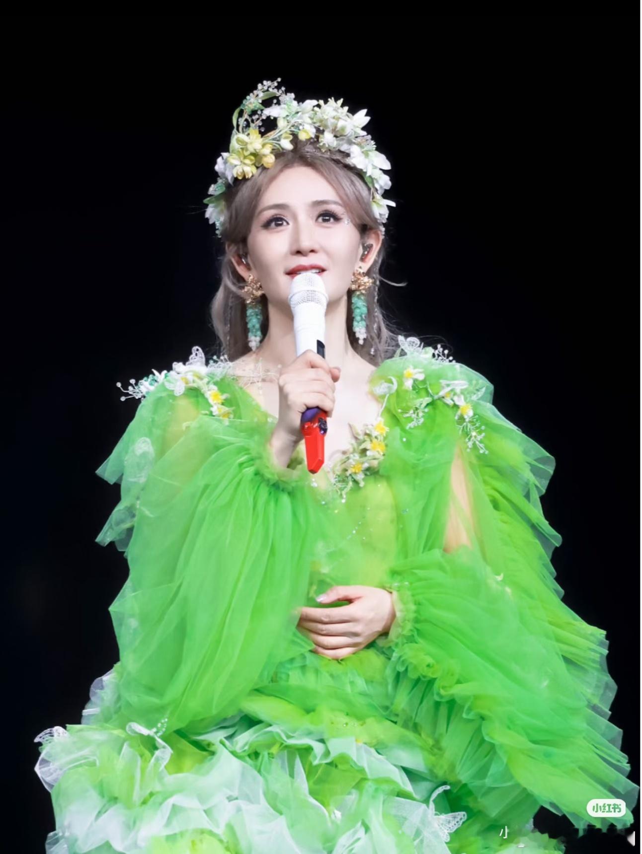 李小冉回复谢娜你说啥是啥 欢乐互怼日常新鲜出炉！谢娜直言李小冉不受自己管束，傲娇