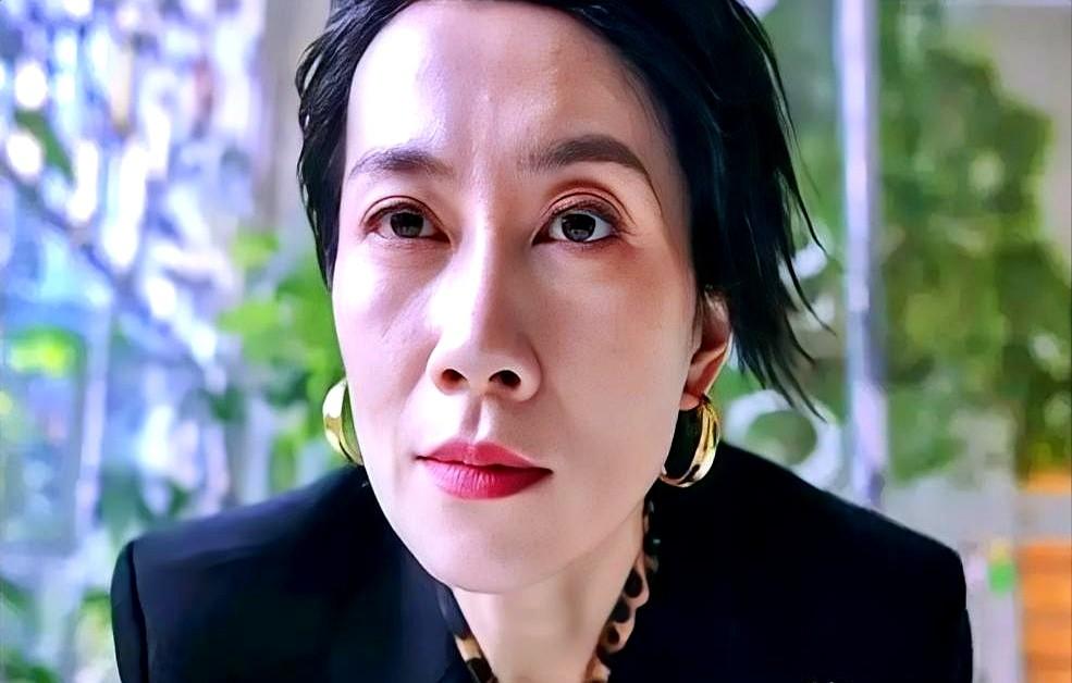 央视新剧《迷墙》开播就炸了，收视第一，结果观众全在扒一个友情出演的配角。

郭京