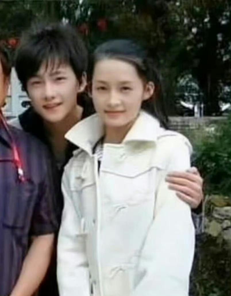 杨洋和李沁谈过应该是大家都知道的事情吧？这时候他俩真青涩，郎才女貌的，我是真的觉