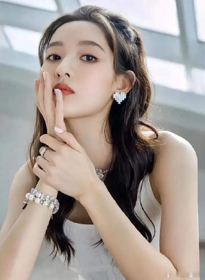 王玉雯算是给娱乐圈女星上了一课了！被拍到和黄景瑜深夜同框，她没有藏着掖着，直接光