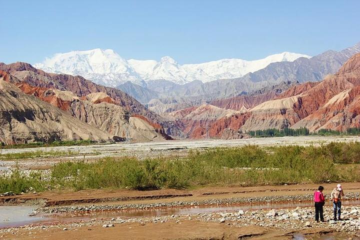 有人说，伊朗离我们并不远，只有一千多公里，比以色列到德黑兰还近。
中东那边的事儿