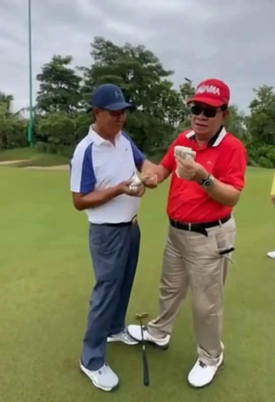 洪森不仅喜欢打高尔夫球，而且看来水平还很高，洪森趁柬泰冲突停火期间，和朋友一起去