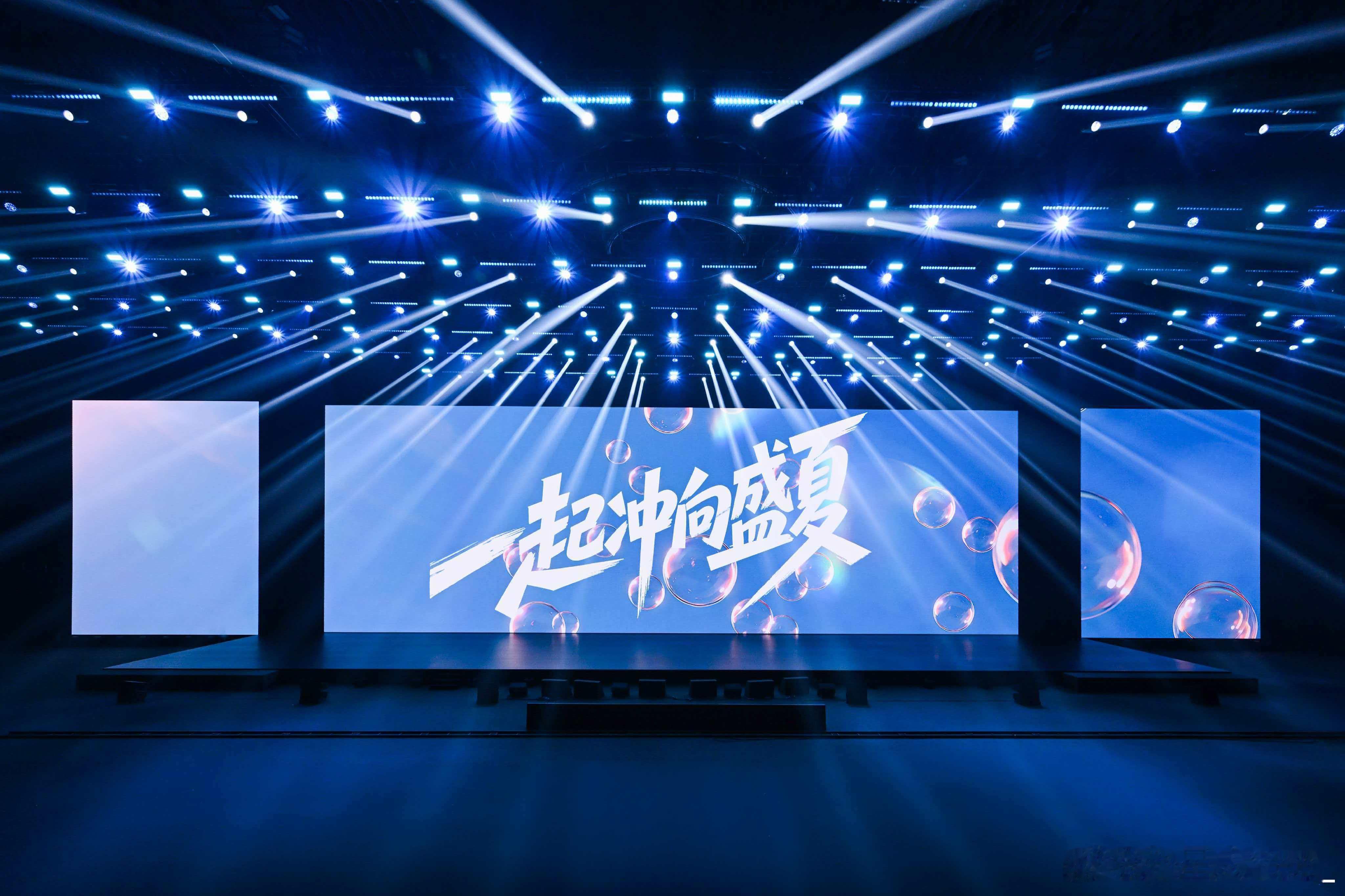 华为nova16 发布会来了！这次安检明显比之前严格，看来开场就有大动作一起冲向