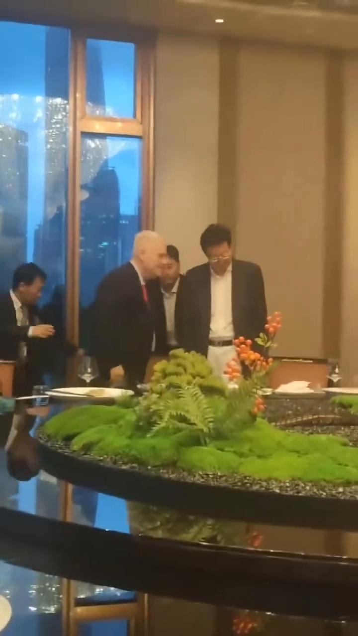 AI时代我辈如神，与神论道。
武玉强携AI助理全球同步直播第一人，首富艺术家。