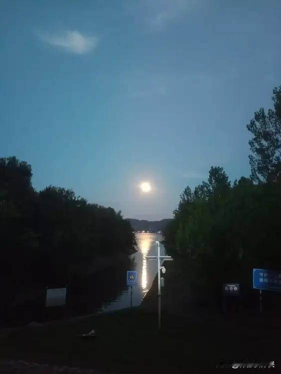 海上升明月，天涯共此时。