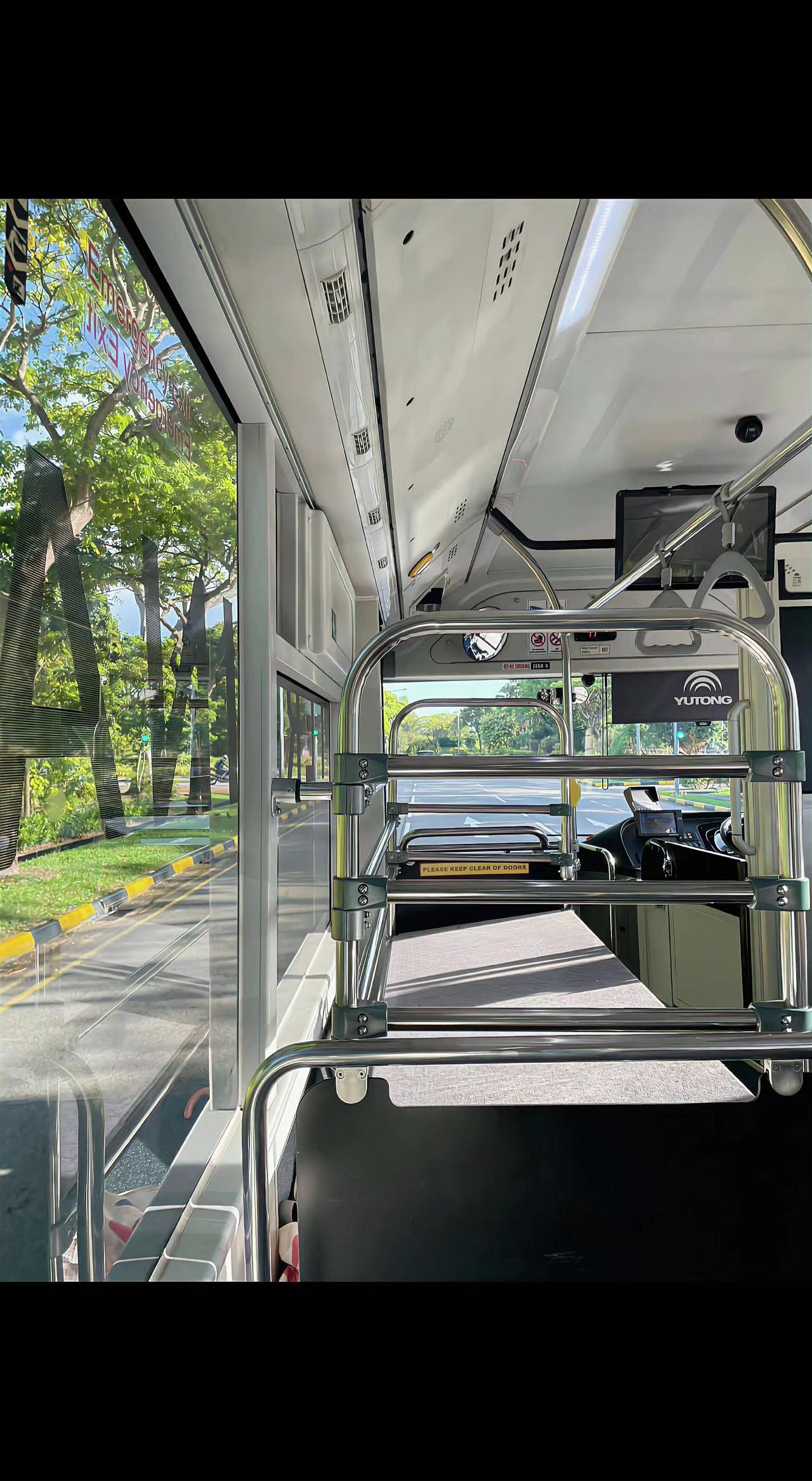 🚍被阳光咬碎的窗棂，把树影织成流动的诗。无人的座位，是城市暂存的温柔。