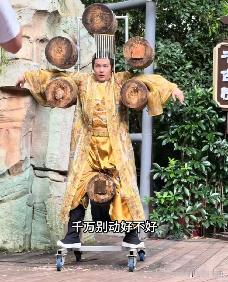 郑国霖也太拼了吧！7月19日，他晒出一段在景区工作的视频，把大家都吓了一跳！只见