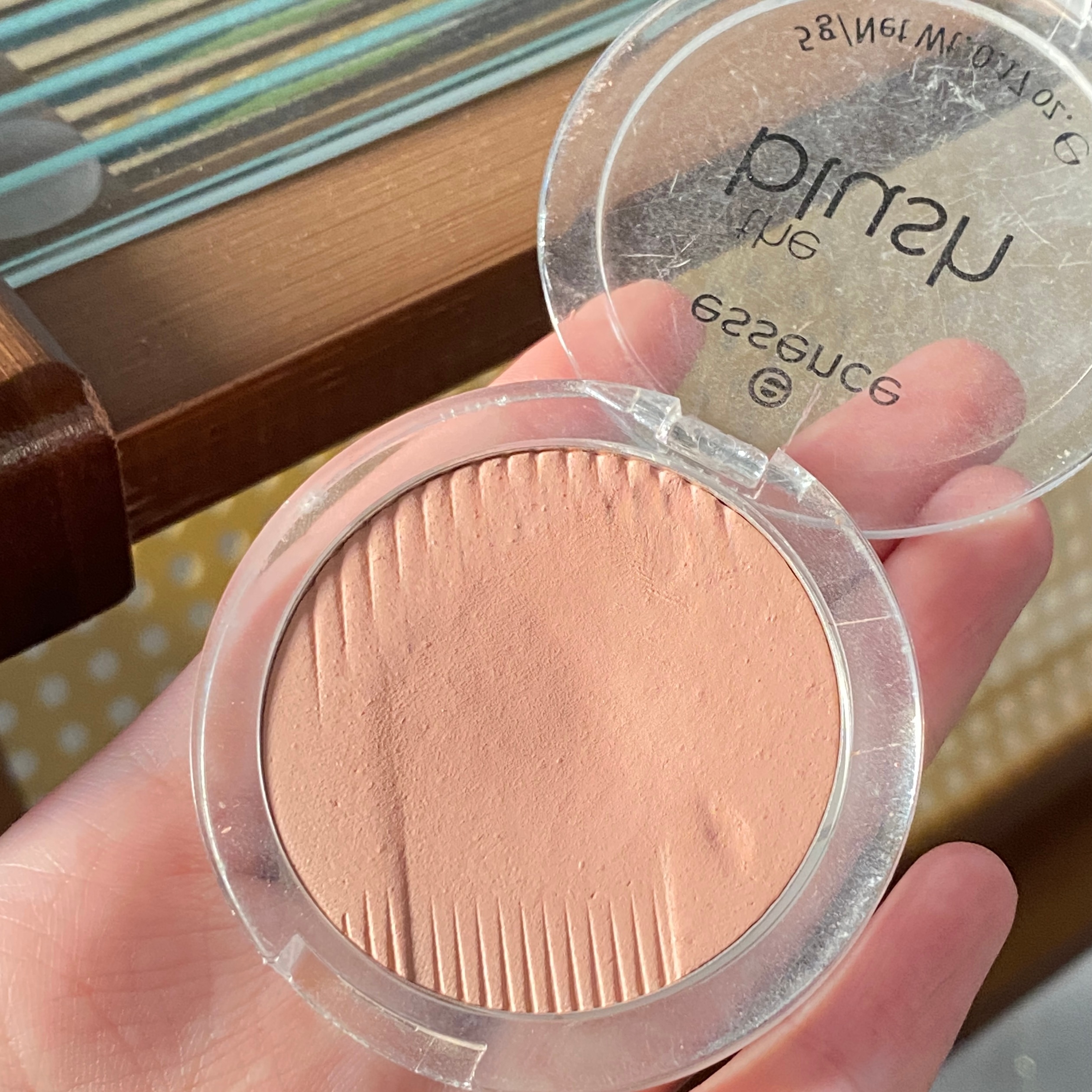 essence60淡淡的杏粉色 不属于膨胀色对标3ce Monopink的话 颜