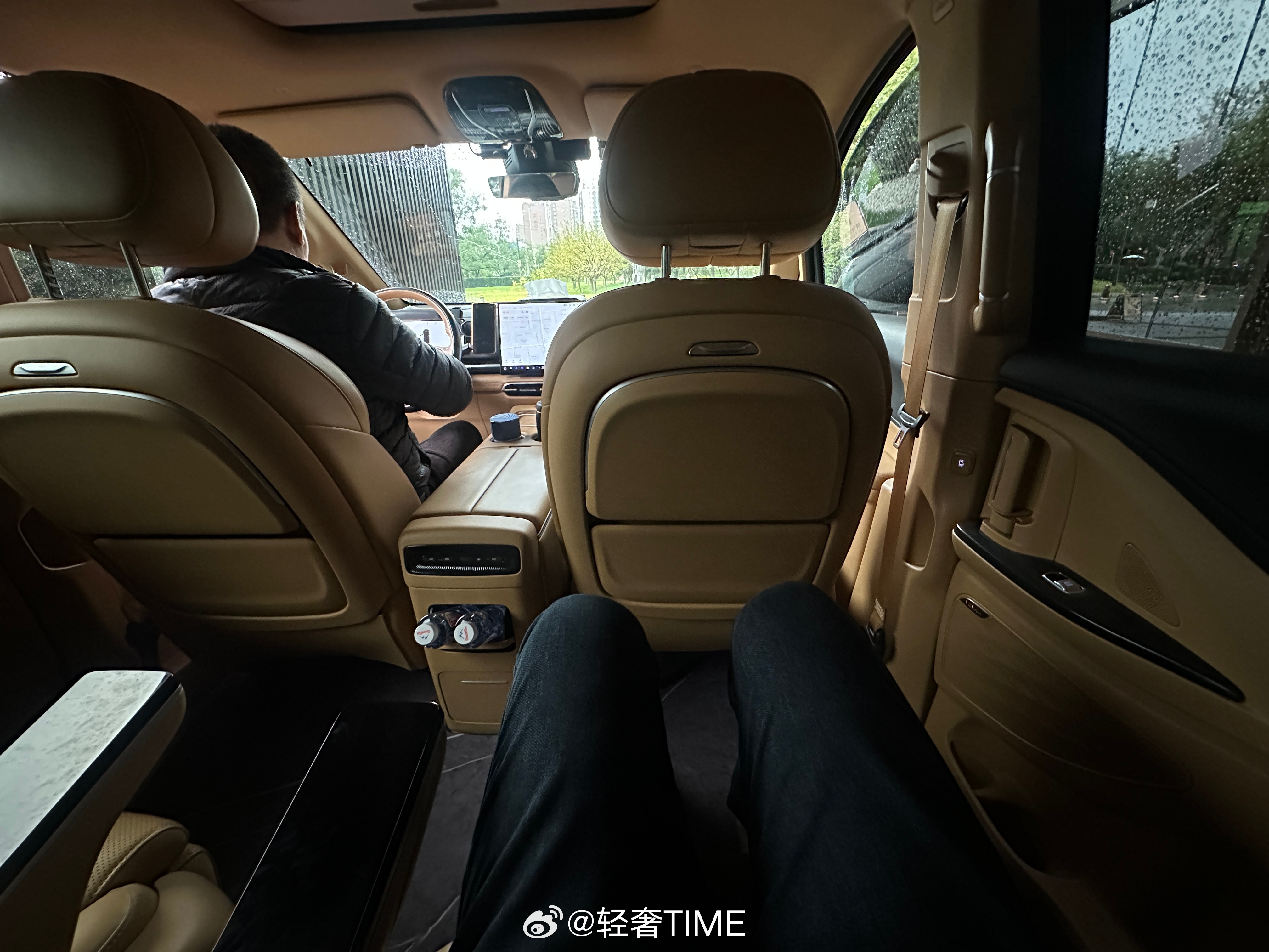 早晨跟送机的司机大哥聊天他说小米汽车不能买，我问为什么，他说雷军不懂车。我说为什